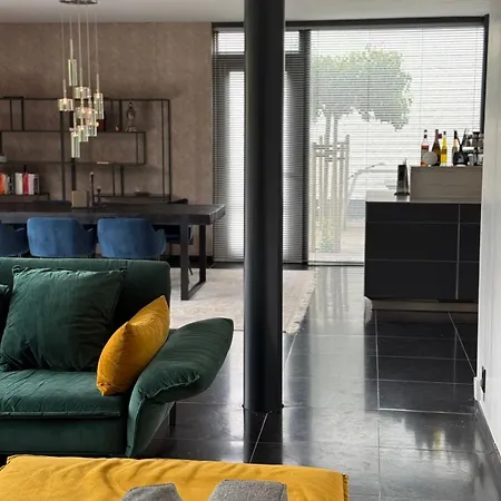Detached With Garden Oasis 빌라